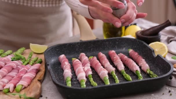 Cozinhar Espargos Envolto Com Bacon Cozinha Doméstica — Vídeo de Stock