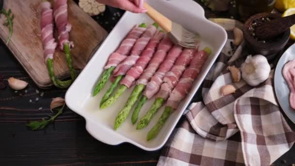 Cozinhar Espargos Envolto Com Bacon Cozinha Doméstica — Vídeo de Stock