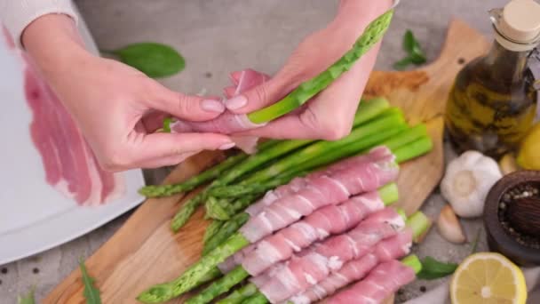 Donna Cucina Asparagi Avvolti Con Pancetta Cucina Domestica — Video Stock