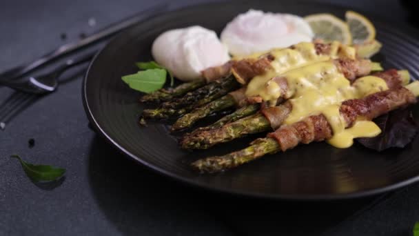 烤芦笋 包咸肉 煮鸡蛋和全麦酱 — 图库视频影像