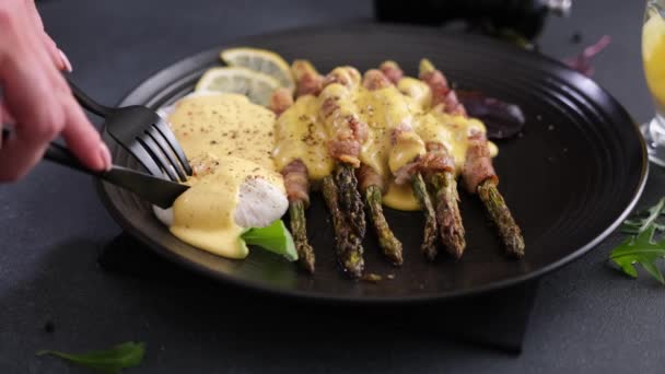 Baked Asparagus Wrapped Bacon Poached Eggs Plate Hollandaise Sauce — Stock Video