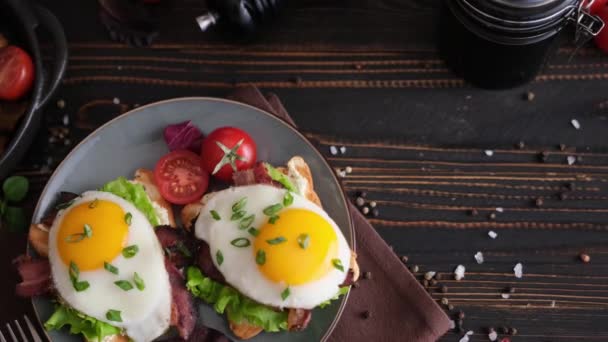 Donna Tazza Caffè Caldo Fresco Tavolo Con Pancetta Fritta Toast — Video Stock