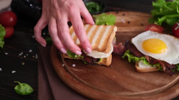 Toast Mit Gebratenem Speck Und Eiern Mit Salat Und Tomaten — Stockvideo