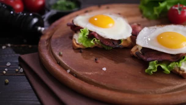 Torradas Com Bacon Frito Ovos Com Salada Tomates Uma Chapa — Vídeo de Stock