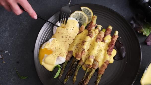 Baked Asparagus Wrapped Bacon Poached Eggs Plate Hollandaise Sauce — Stock Video