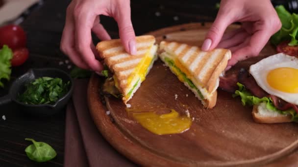 Toast Con Pancetta Fritta Uova Con Insalata Pomodori Piatto — Video Stock