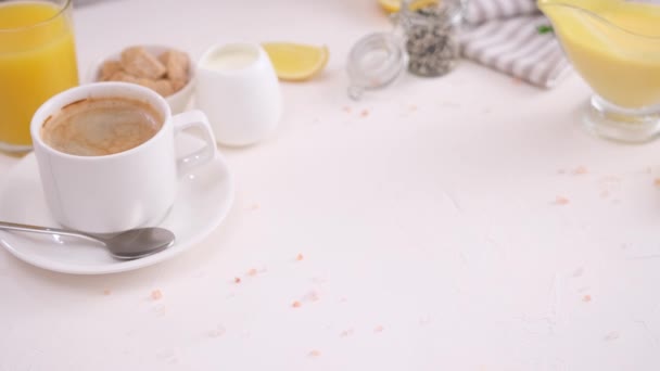 Sabroso Desayuno Huevo Benedicto Sándwich Filete Salmón Con Queso Crema — Vídeo de stock
