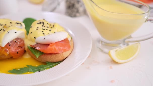 Sabroso Desayuno Huevo Benedicto Sándwich Filete Salmón Con Queso Crema — Vídeo de stock