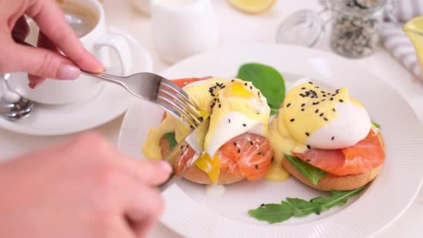 Lekker Benedict Ontbijt Zalmfilet Sandwich Met Roomkaas Gepocheerd Huiselijke Keuken — Stockvideo