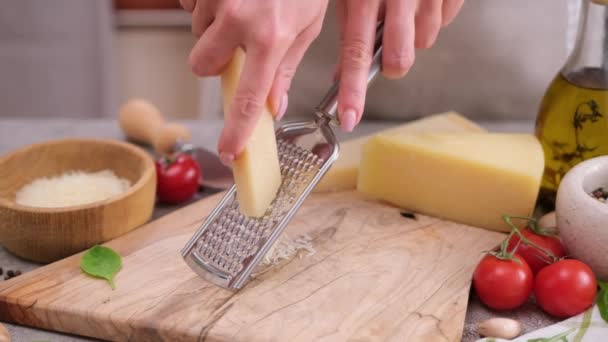 Mujer Ralladuras Pedazo Queso Duro Parmesano Rallador Cocina Doméstica — Vídeos de Stock