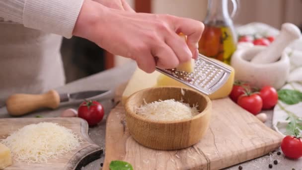 Жінка Натирає Шматочок Пармезану Твердого Сиру Тертці Домашній Кухні — стокове відео