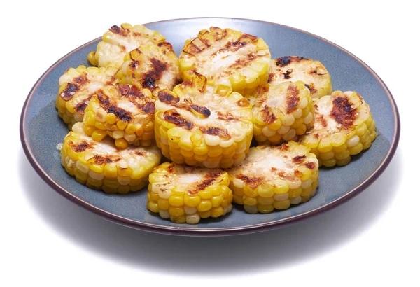 Gegrillte Scheiben Von Maiskolben Mit Streifen Vom Grill Keramikteller Isoliert — Stockfoto