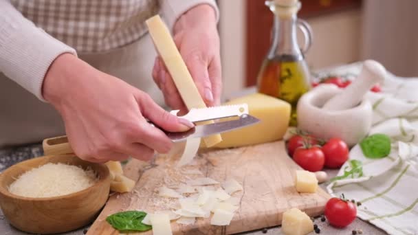 Γυναίκα Τεμαχίζοντας Κομμάτι Της Παρμεζάνας Σκληρό Τυρί Στην Οικιακή Κουζίνα — Αρχείο Βίντεο