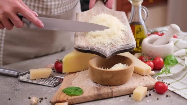 Donna Versa Parmigiano Grattugiato Dal Bordo Legno Nella Ciotola — Video Stock