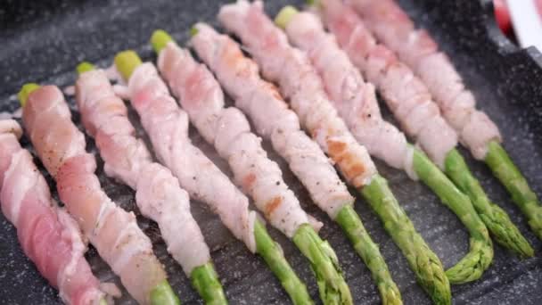 Cooking Asparagus Wrapped Bacon Domestic Kitchen — Stock Video