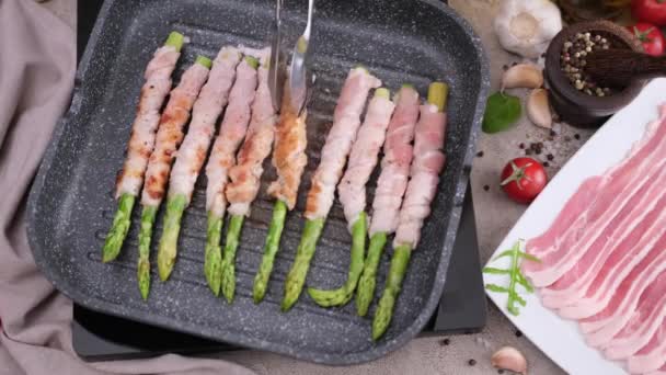 Matlagning Sparris Insvept Med Bacon Inhemskt Kök — Stockvideo