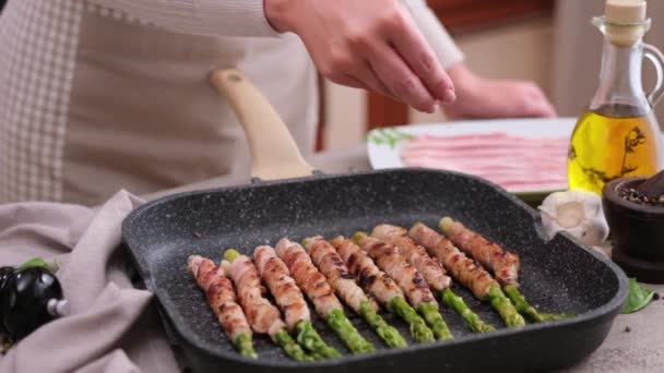 Mutfağında Domuz Pastırmasına Sarılı Kuşkonmaz Pişirmek — Stok video