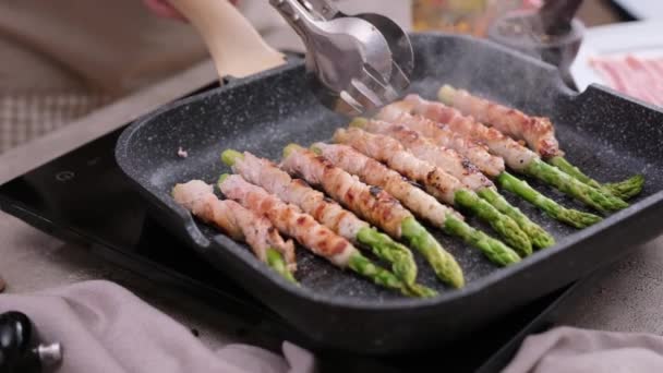 Matlagning Sparris Insvept Med Bacon Inhemskt Kök — Stockvideo