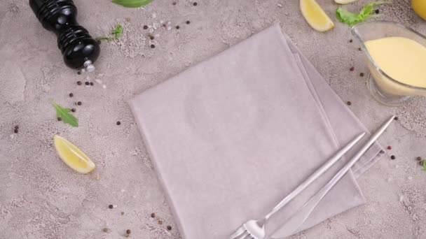 Свежеприготовленная Спаржа Завернутая Бекон Керамической Тарелке Голландский Соус Кухонном Столе — стоковое видео