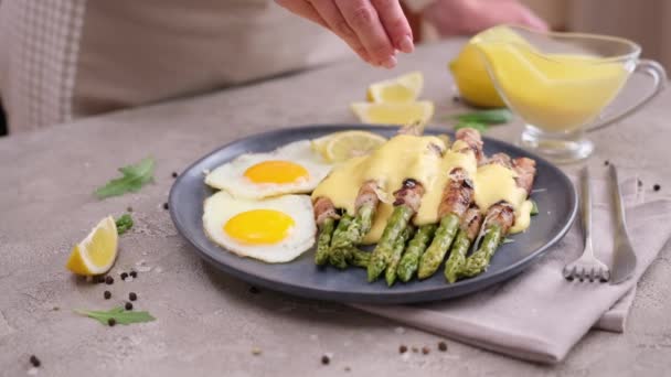 Oeufs Frits Asperges Fraîchement Cuites Enveloppées Bacon Sur Une Assiette — Video