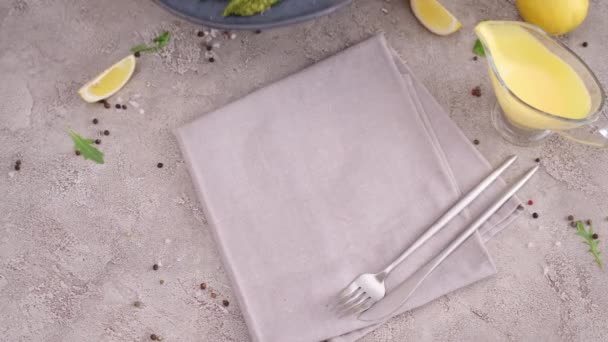 아스파라거스는 식탁에 베이컨으로 먹는다 — 비디오