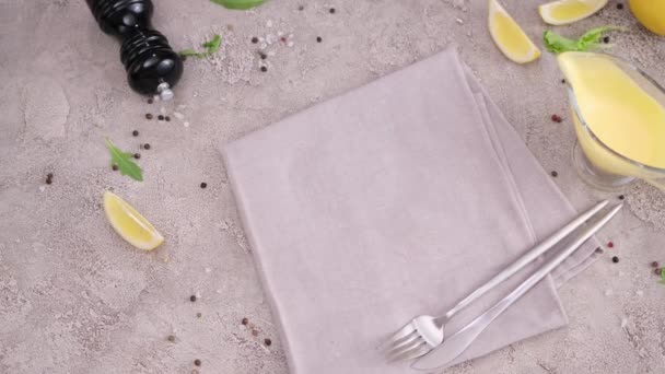 焼きたてのアスパラにセラミックプレートのベーコンとキッチンテーブルの上のオランデーズソース — ストック動画