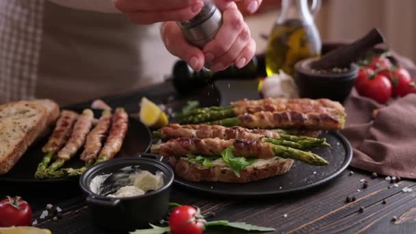 Asparagi Avvolti Con Panini Con Pancetta Crema Formaggio Piatto Servizio — Video Stock