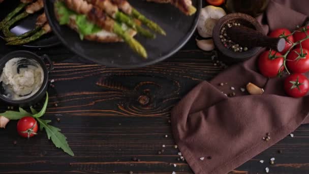 Asparagi Avvolti Con Panini Con Pancetta Crema Formaggio Piatto Servizio — Video Stock