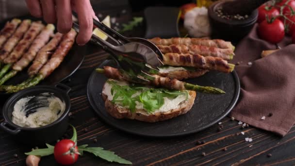 Asperges Omwikkeld Met Bacon Room Kaas Sandwiches Zwarte Keramische Serveerplaat — Stockvideo