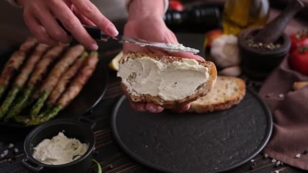 Розтягування Вершкового Сиру Скибочці Хліба Домашній Кухні — стокове відео