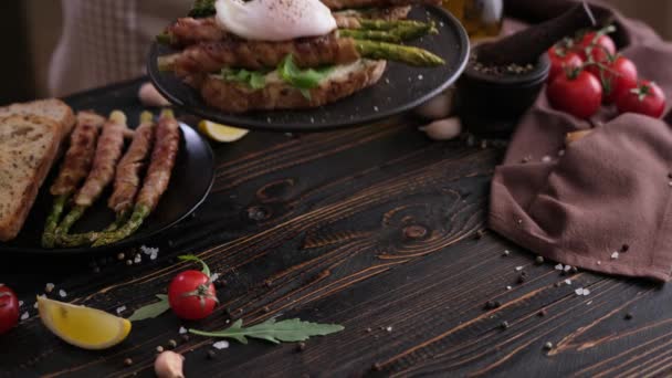 Espargos Envoltos Com Bacon Ovos Escalfados Sanduíches Placa Cerâmica Preta — Vídeo de Stock