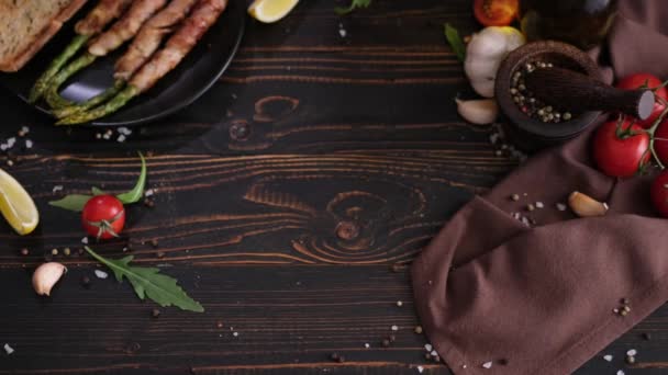 Espargos Envoltos Com Bacon Ovos Escalfados Sanduíches Placa Cerâmica Preta — Vídeo de Stock