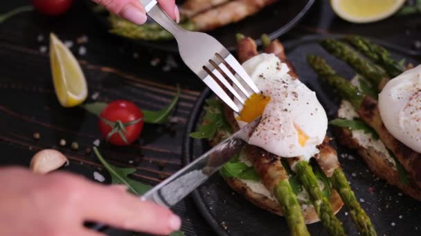 Asperges Gewikkeld Met Spek Gepocheerde Eiersandwiches Zwarte Keramische Serveerplaat Huishoudelijke — Stockvideo