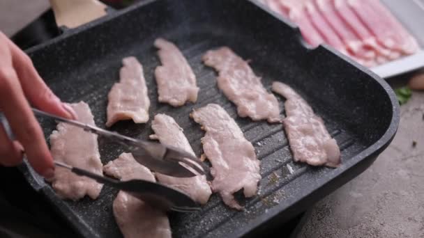 Cocina Trozos Sabroso Tocino Orgánico Rebanado Frito Una Sartén — Vídeos de Stock