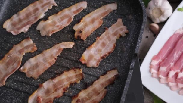 Memasak Piece Flavorful Sliced Organic Bacon Fried Grill Pan — Stok Video