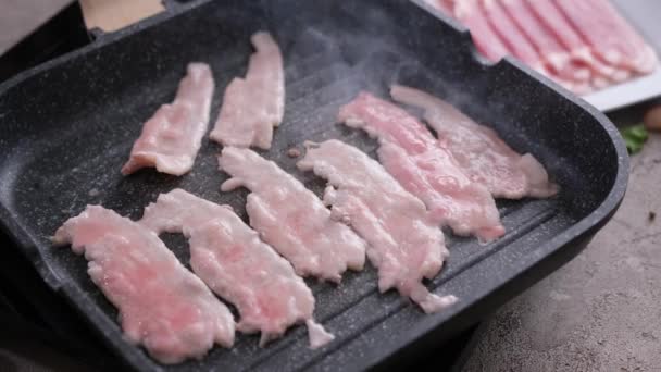 Cuisson Morceaux Bacon Bio Tranché Savoureux Frit Dans Une Poêle — Video