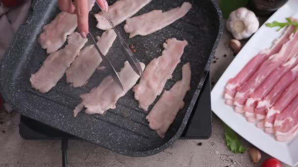 Memasak Piece Flavorful Sliced Organic Bacon Fried Grill Pan — Stok Video