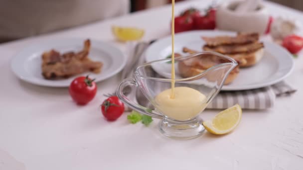 Приготовление Голландского Соуса Женщина Наливает Соус Стеклянную Соусницу — стоковое видео