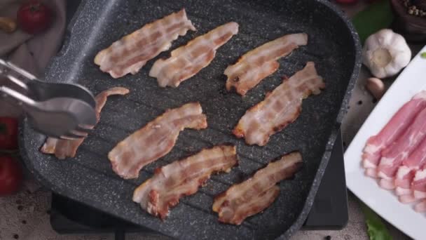 Matlagning Bitar Smakrika Skivad Ekologisk Bacon Stekt Grillpanna — Stockvideo