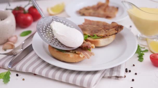 Making Egg Benedict Woman Puts Poached Egg Grilled Bun Fried — Stock Video