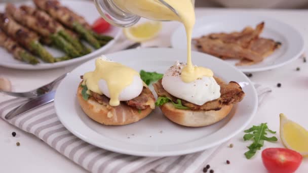 Making Egg Benedict Woman Pouring Hollandaise Sauce Poached Egg — Stock Video