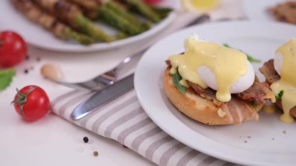 Benedict Yumurtası Hollandaise Sosu Tabakta — Stok video