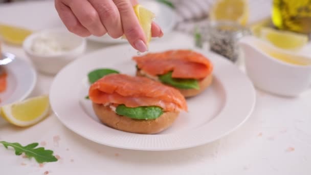 Hacer Sándwich Filete Salmón Con Queso Crema Cocina Doméstica — Vídeo de stock