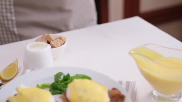 테이블 달걀벤 소스가 뜨거운 커피를 — 비디오