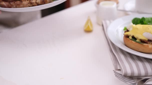 Γυναίκα Βάζει Πιάτο Τηγανητά Σπαράγγια Τυλιγμένο Μπέικον Ένα Τραπέζι Αυγό — Αρχείο Βίντεο