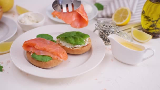 Préparation Sandwich Filet Saumon Avec Fromage Crème Dans Cuisine Domestique — Video