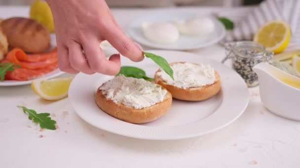 Hacer Sándwich Filete Salmón Con Queso Crema Cocina Doméstica — Vídeo de stock
