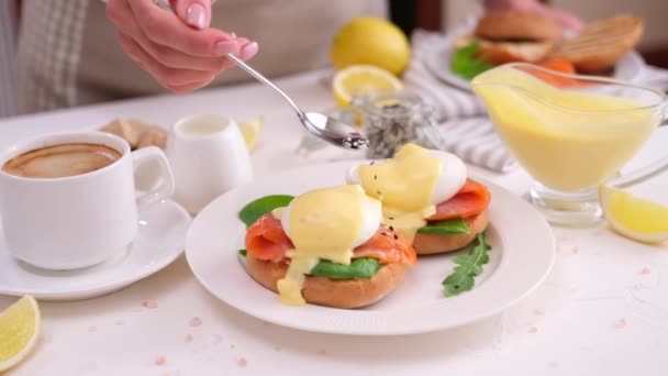 Fazendo Ovo Benedict Sanduíche Filé Salmão Com Ovo Escalfado Queijo — Vídeo de Stock