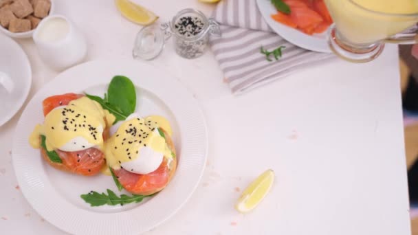 Hacer Sándwich Filete Salmón Con Queso Crema Cocina Doméstica — Vídeos de Stock