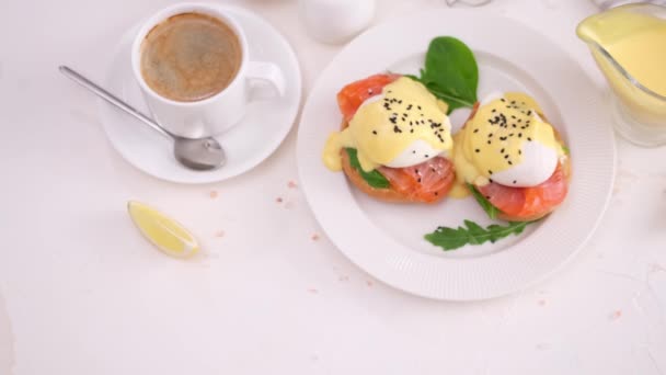 Lezzetli Benedict Yumurtalı Kahvaltı Somon Fileto Sandviç Krem Peynirli Mutfağında — Stok video